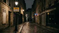 Rue déserte sous couvre-feu, symbole des restrictions de libertés en période de pandémie.
