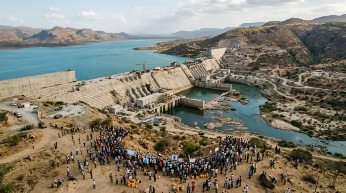 Vue aérienne d'un grand barrage sur un fleuve transfrontalier, illustrant les tensions autour du partage de l'eau.