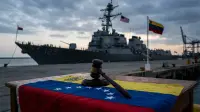 Marteau de juge posé sur un drapeau du Venezuela, devant la silhouette d'un navire de guerre américain, illustrant les questions de droit international soulevées par la capture d'un chef d'État.