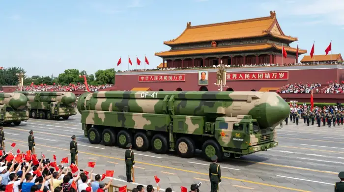 Lanceur mobile de missile balistique chinois sur un transporteur militaire lors d'un défilé.