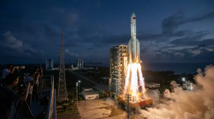 Décollage d'une fusée Longue Marche depuis un centre de lancement spatial chinois.