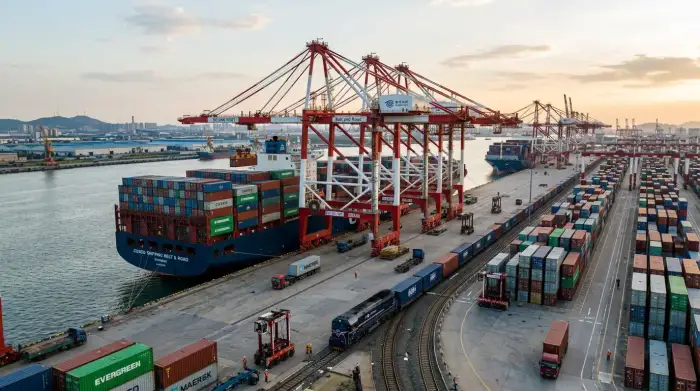 Porte-conteneurs et grues portuaires illustrant un corridor commercial de la Belt and Road.