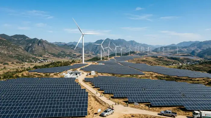 Parc solaire et éoliennes côte à côte dans un paysage chinois, sous un ciel dégagé