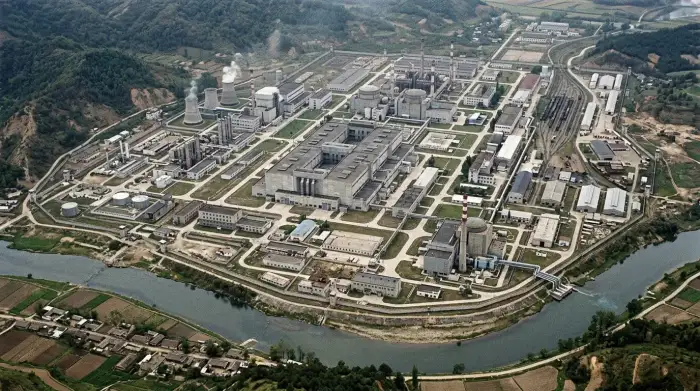 Vue aérienne du complexe nucléaire de Yongbyon, Corée du Nord, avec ses installations d'enrichissement et ses bâtiments industriels.
