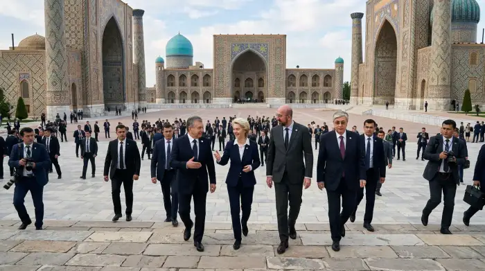 Place du Régistan à Samarcande, en Ouzbékistan, lieu du premier sommet UE-Asie centrale