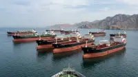 Pétroliers à l'arrêt aux abords du détroit d'Ormuz, illustrant la paralysie d'un point de passage stratégique du commerce mondial.