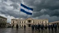 Drapeau du Honduras devant le palais présidentiel de Tegucigalpa, sous un ciel d'orage évoquant une transition politique tendue.
