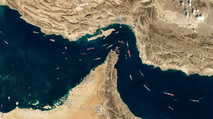 Vue satellite du détroit d'Hormuz séparant l'Iran de la péninsule arabique, avec le trafic de pétroliers.