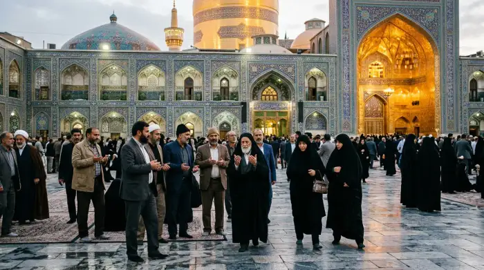 Pèlerins chiites devant un sanctuaire orné de mosaïques, illustrant les liens religieux entre l'Iran et le monde chiite.