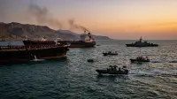 Vue du détroit d'Ormuz, pétroliers à l'arrêt au large des côtes iraniennes sous menace de mines et de vedettes rapides.