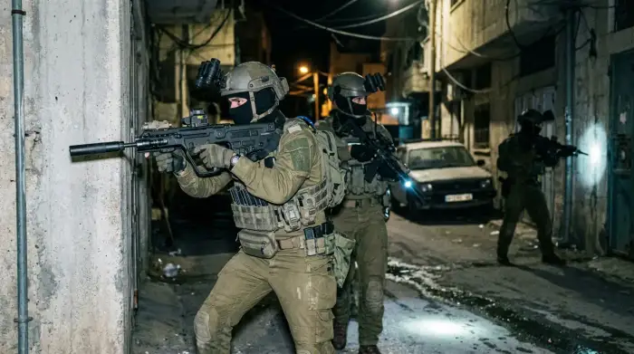 Opérateurs des forces spéciales israéliennes en intervention nocturne, illustrant la doctrine antiterroriste du pays.