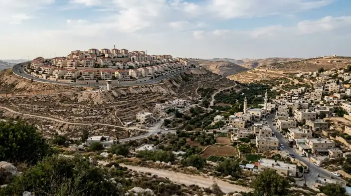 Une implantation israélienne sur une colline de Cisjordanie, surplombant un village palestinien.