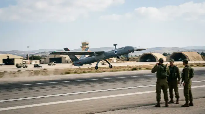 Un drone de reconnaissance israélien à voilure fixe au décollage, illustrant le savoir-faire d'Israël en aéronefs sans pilote.