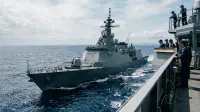 Frégate de la Force maritime japonaise d'autodéfense naviguant en mer, symbolisant le tournant des exportations de défense.