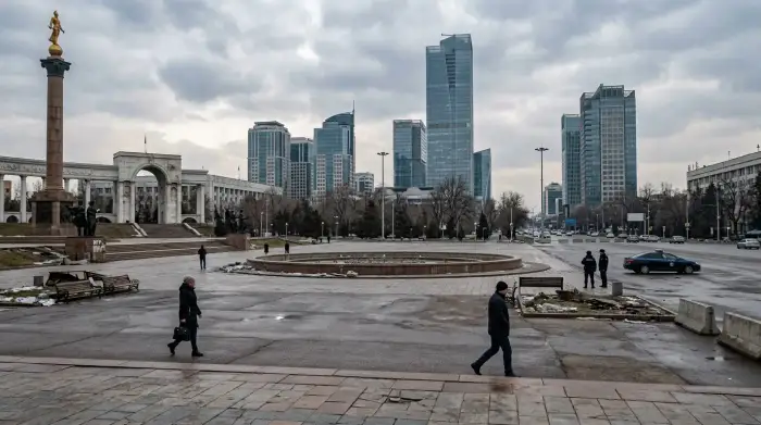 Vue de la place de la République à Almaty, théâtre des émeutes de janvier 2022, avec en arrière-plan les tours de bureaux du quartier des affaires kazakh.