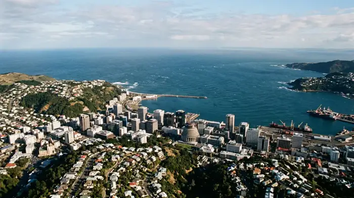 Vue aérienne de Wellington avec la mer de Tasman en arrière-plan, symbole de la position géopolitique de la Nouvelle-Zélande.