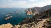 Vue de la péninsule omanaise de Musandam surplombant le détroit d'Ormuz et le trafic des pétroliers.