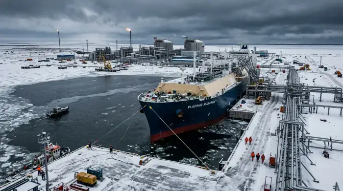 Terminal de gaz naturel liquéfié russe dans l'Arctique avec un méthanier à quai.