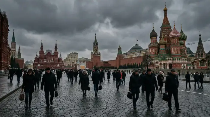 Place Rouge de Moscou sous un ciel gris, symbolisant le poids politique et économique de la guerre sur la Russie.