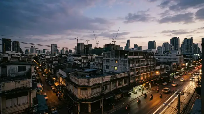 Vue de Bangkok au crépuscule, symbole d'une économie thaïlandaise à la croissance en panne face à ses défis structurels.
