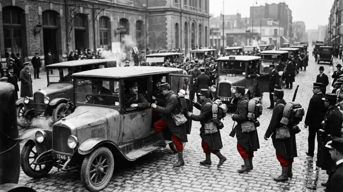 Fantassins français de 1914 montant à bord de taxis parisiens réquisitionnés pour gagner le front de l'Ourcq, à l'est de Paris.