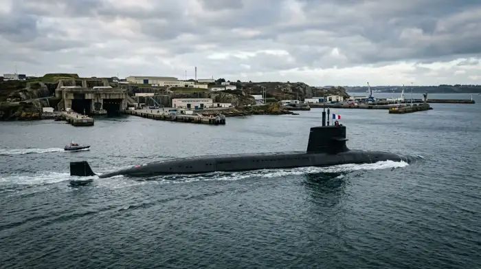 Sous-marin nucléaire lanceur d'engins français quittant la base de l'Île Longue.