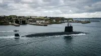 Sous-marin nucléaire lanceur d'engins français quittant la base de l'Île Longue.