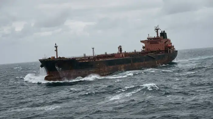 Pétrolier chargé de brut en mer, symbole du contournement des sanctions par la flotte fantôme.
